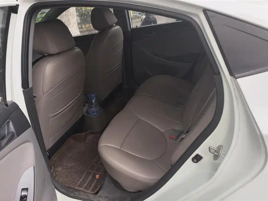 Hyundai Verna 2015 — фото 11