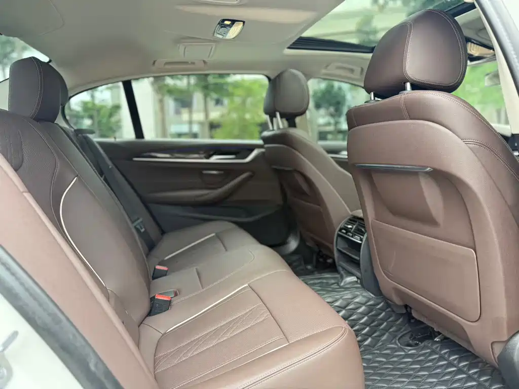 BMW 5 Series 2021 — фото 13