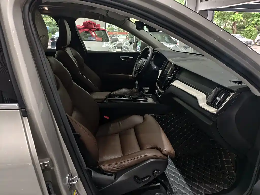 Volvo XC60 2020 — фото 20