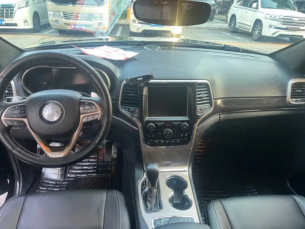 Jeep Grand Cherokee 2018 — фото 20