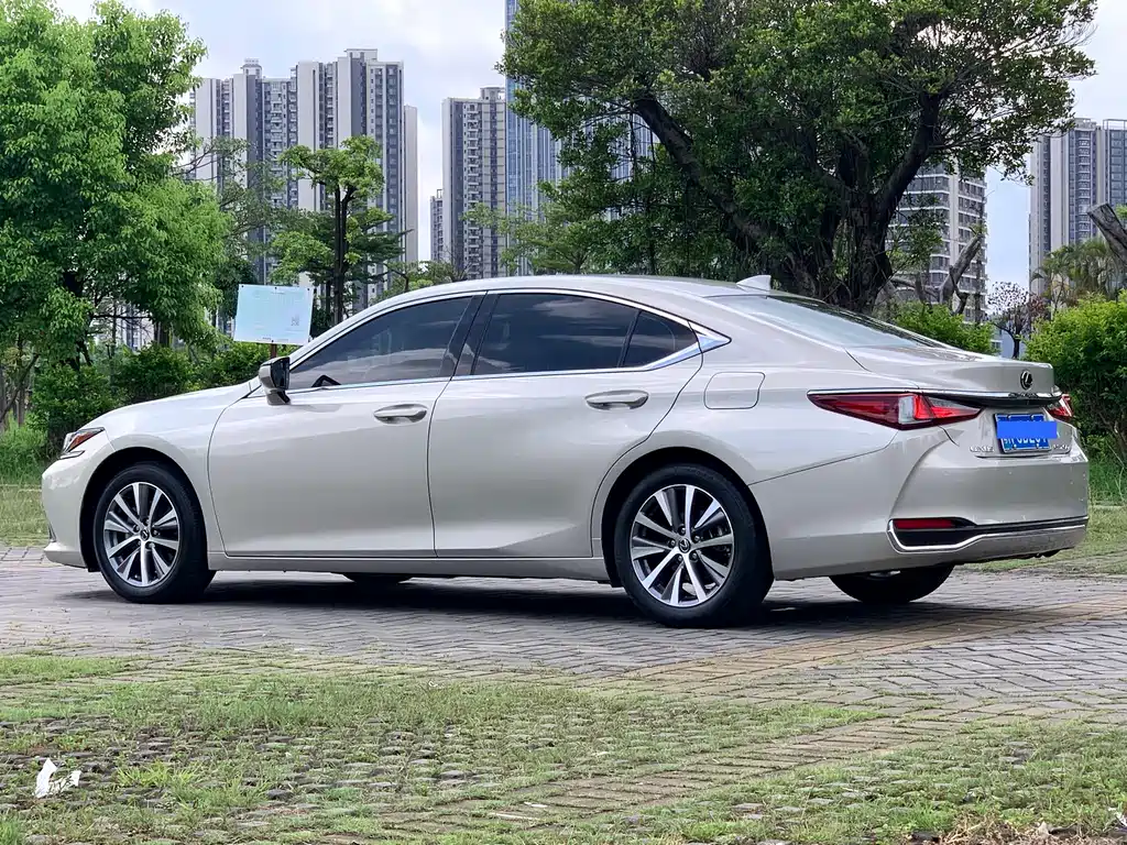 Lexus ES 2019