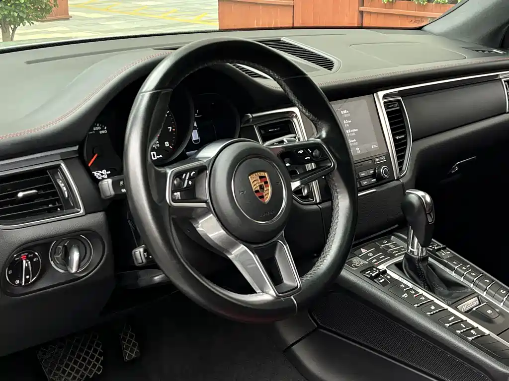 Porsche Macan 2018 — фото 15