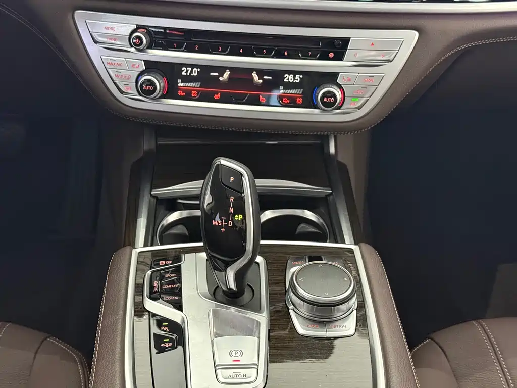BMW 7 Series 2017 — фото 10