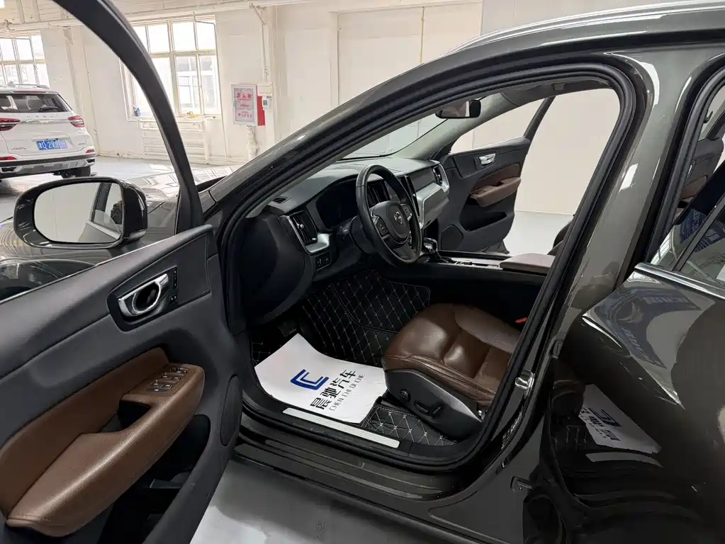Volvo XC60 2019 — фото 11