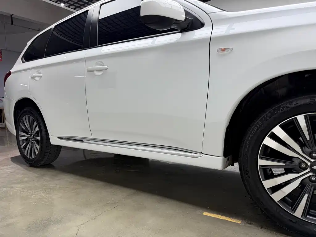 Mitsubishi Outlander 2023 — фото 22