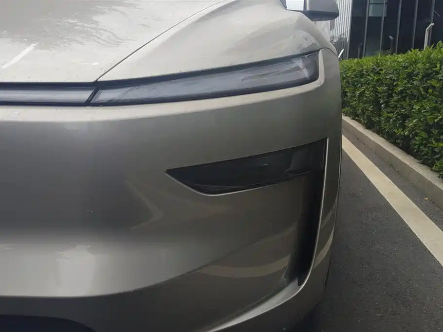 Tesla Model Y L 2025
