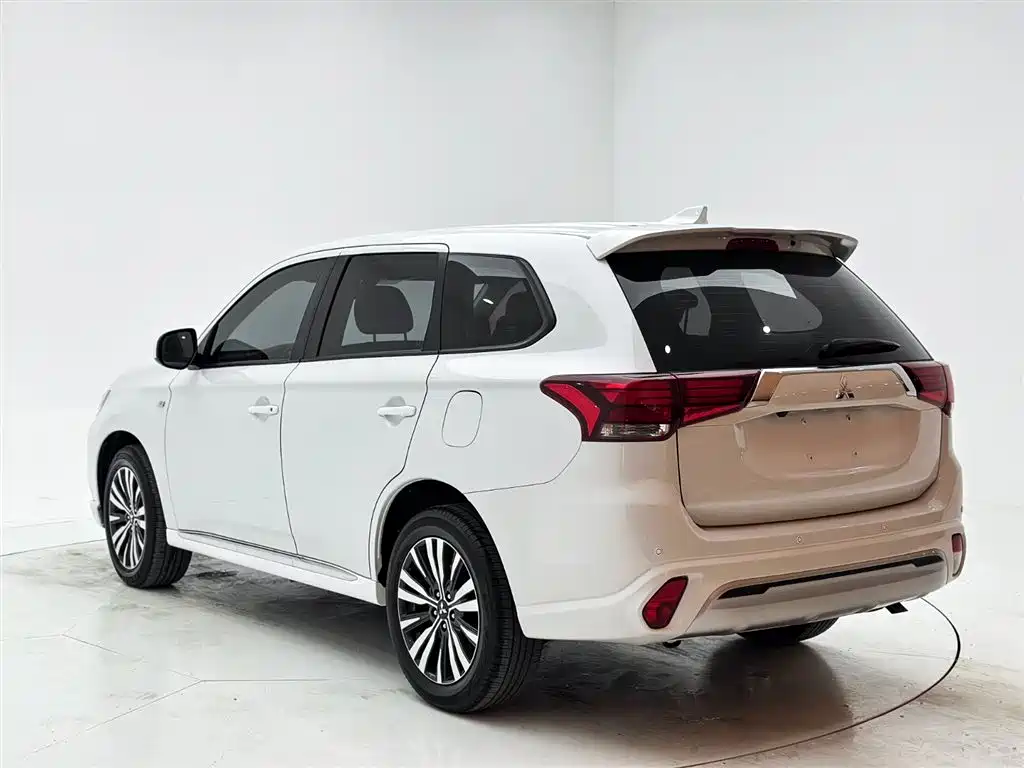 Mitsubishi Outlander 2021 — фото 4
