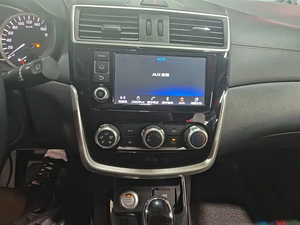Nissan Tiida 2017 — фото 13