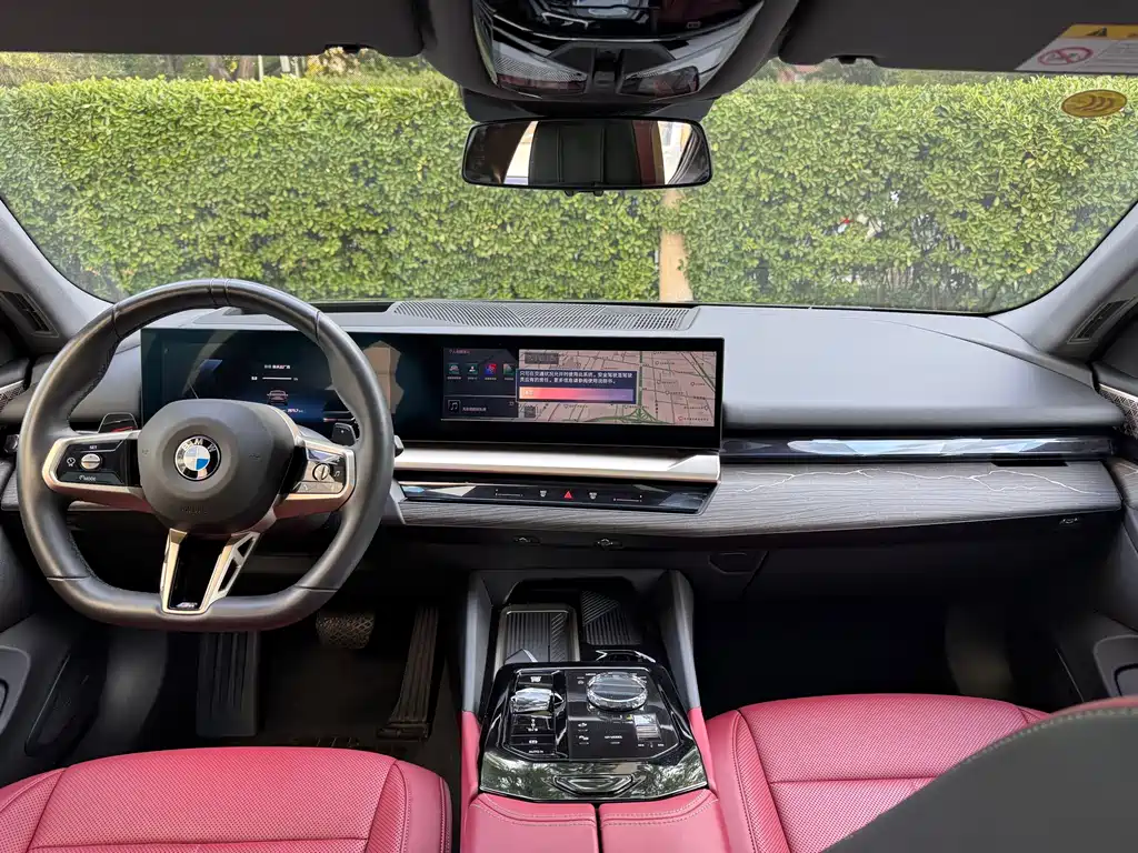 BMW 5 Series 2025 — фото 13