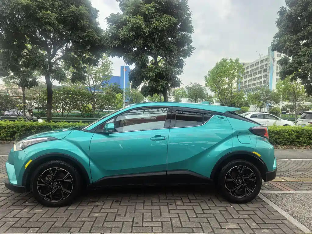 Toyota C-HR 2019 — фото 2