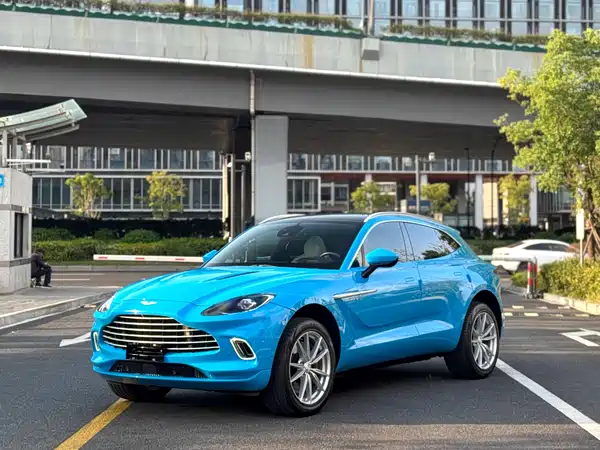 Aston Martin DBX 2022