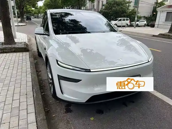 Tesla Model Y 2025