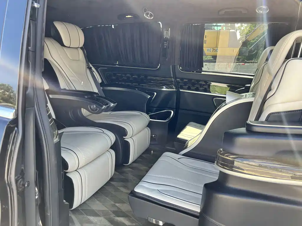 Mercedes-Benz V-Class 2021 — фото 18