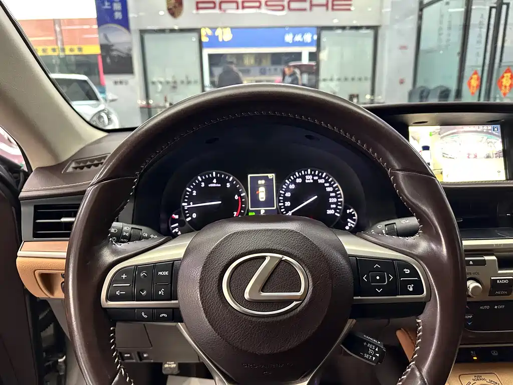Lexus ES 2018 — фото 12
