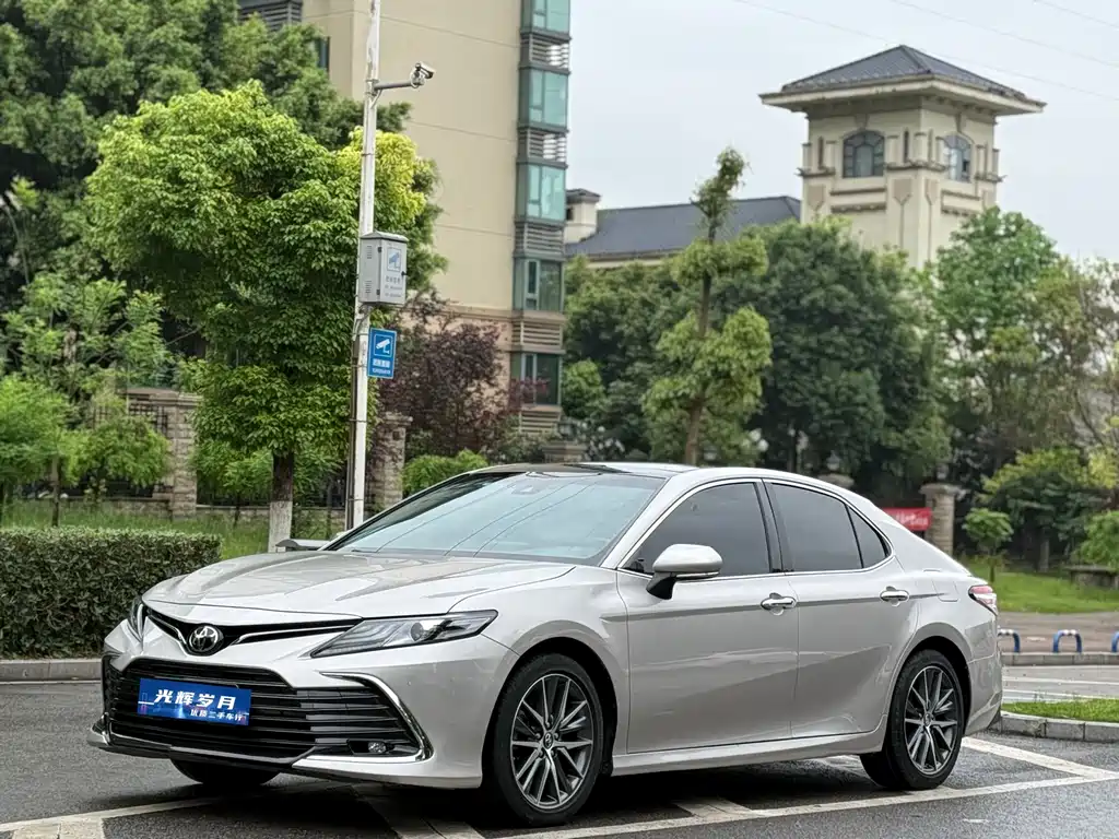 Toyota Camry 2022 — фото 1