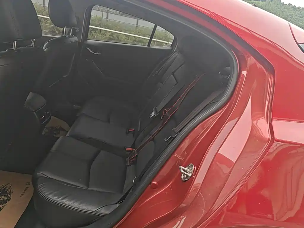 Mazda 3 Axela 2018 — фото 17