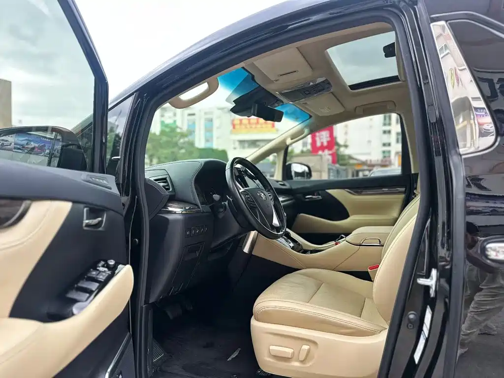 Toyota Alphard 2023 — фото 8