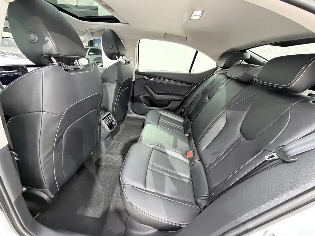 Skoda Octavia 2023 — фото 8
