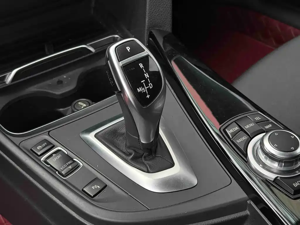 BMW 3 Series 2017 — фото 16