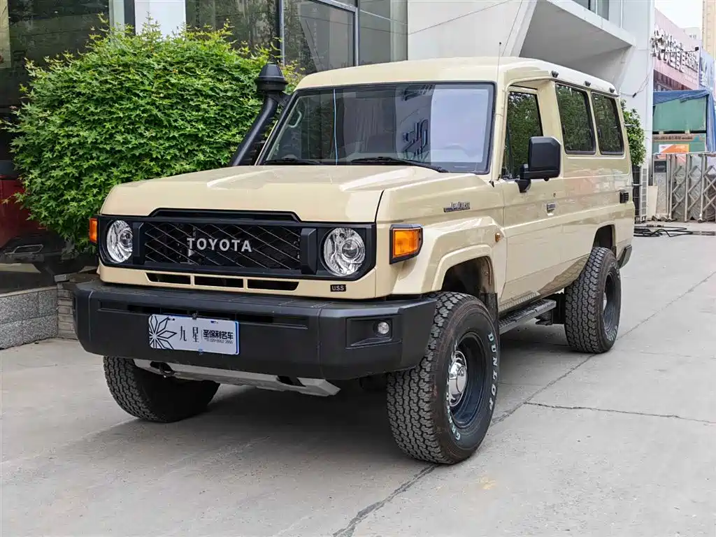 Toyota FJ Cruiser 2025 — фото 1