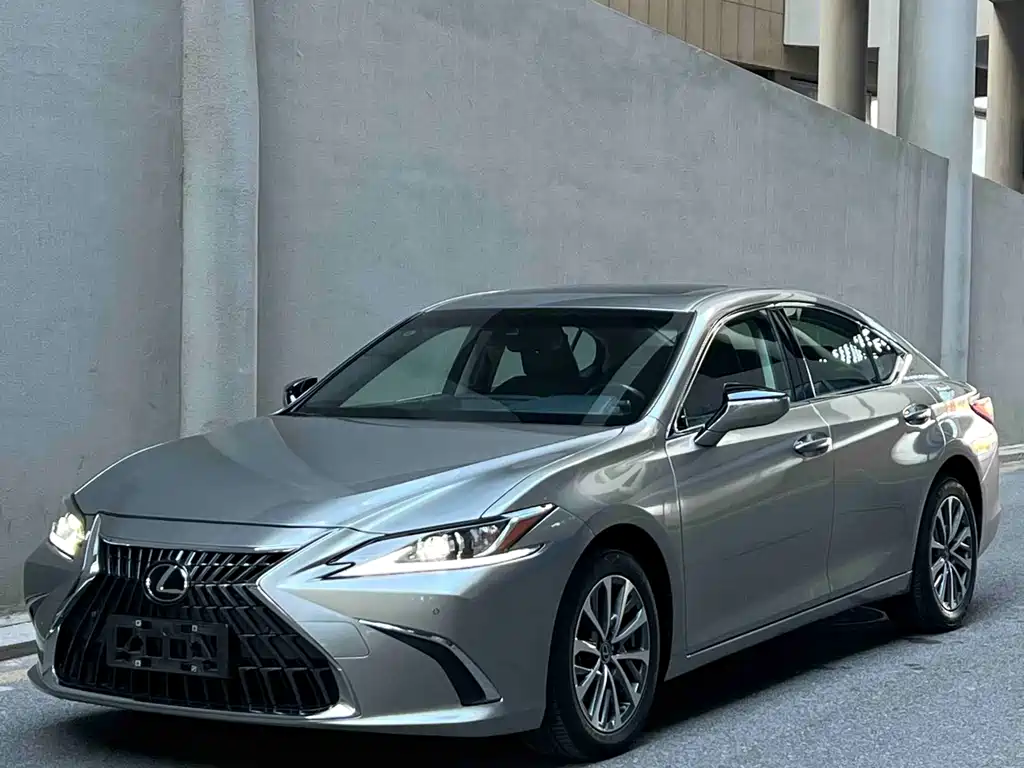 Lexus ES 2023 — фото 1