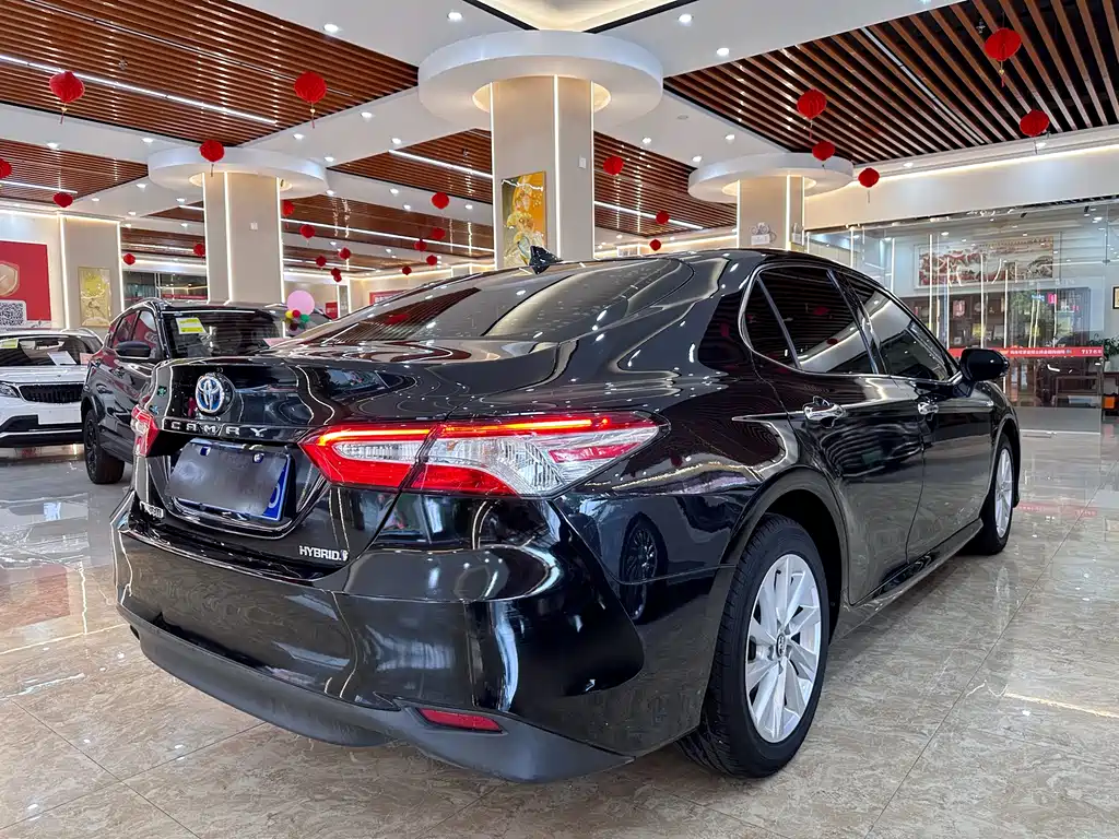 Toyota Camry 2022 — фото 4