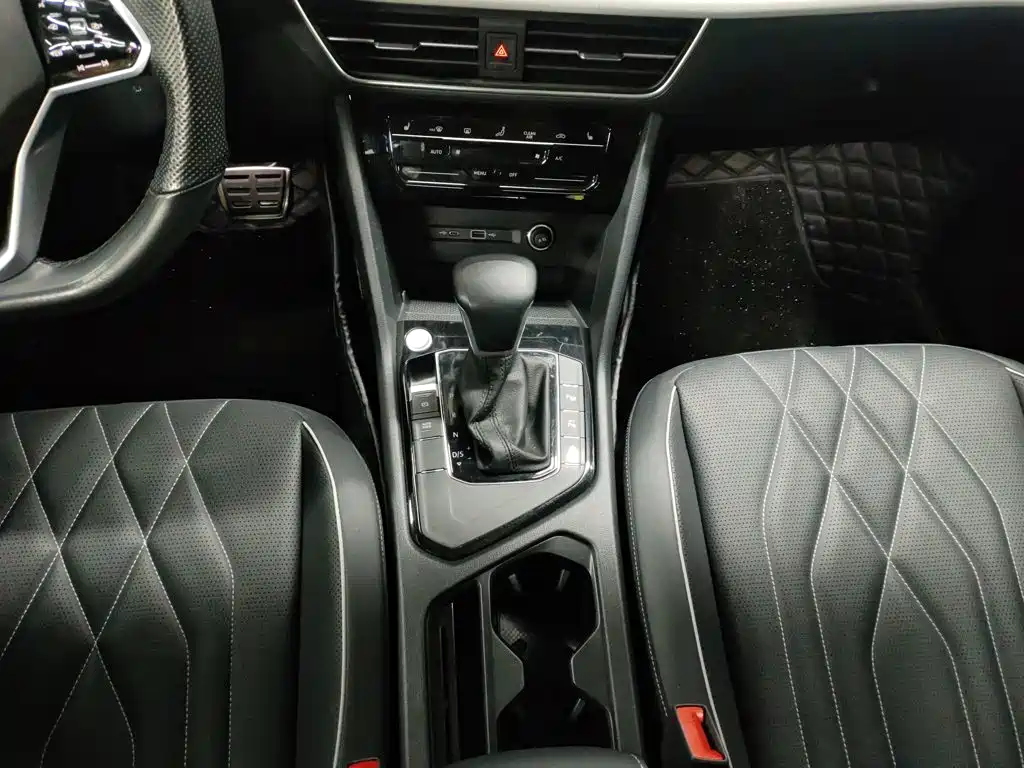 Volkswagen Tiguan L 2023 — фото 10