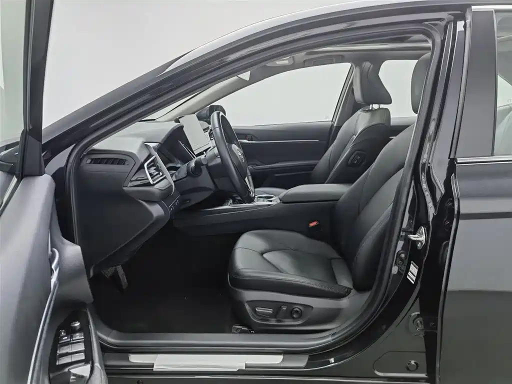 Toyota Camry 2023 — фото 10