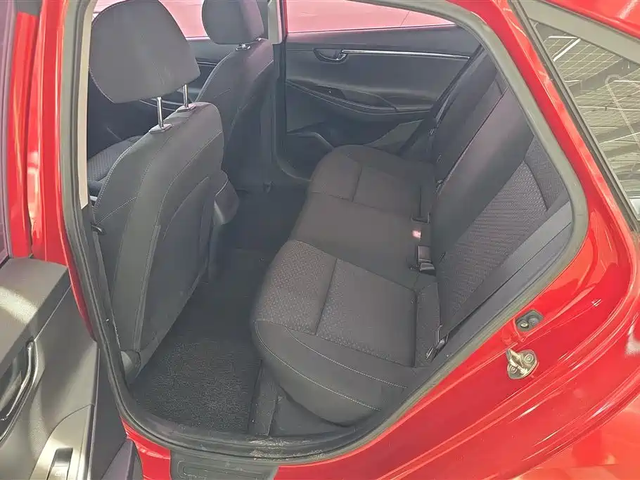 Hyundai Elantra 2018 — фото 11