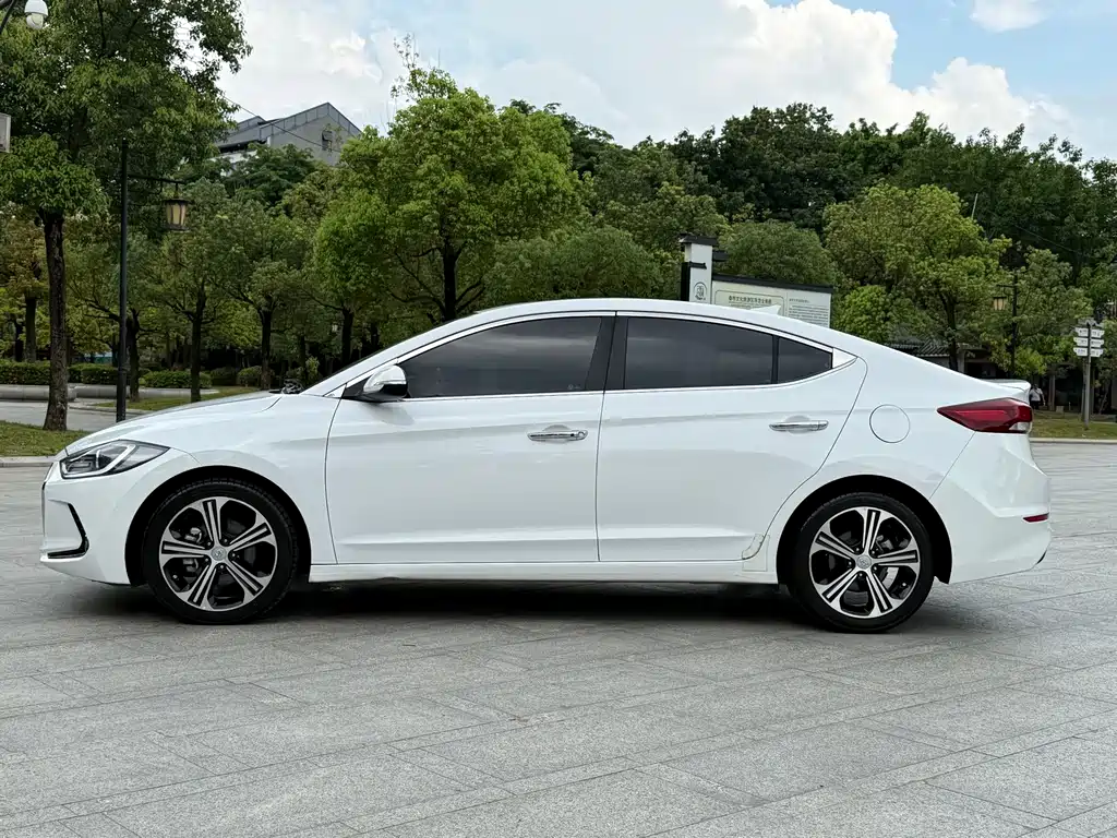 Hyundai Elantra 2019 — фото 10
