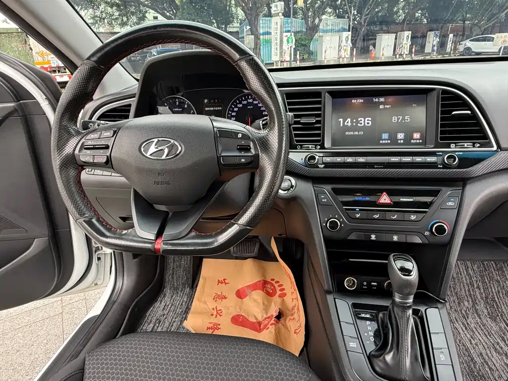 Hyundai Elantra 2019 — фото 8
