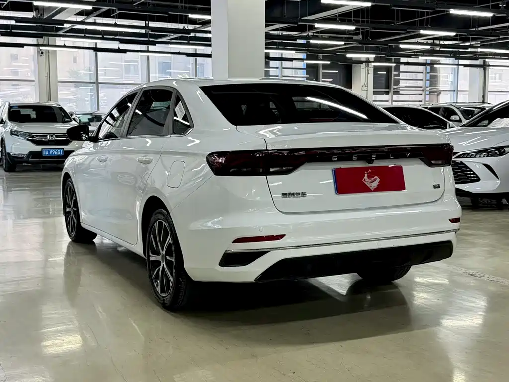 Geely Emgrand 2022