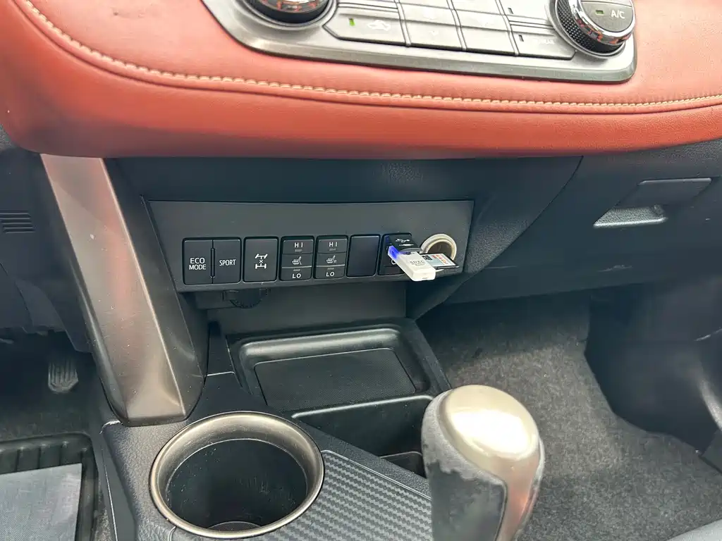 Toyota RAV4 2015 — фото 9