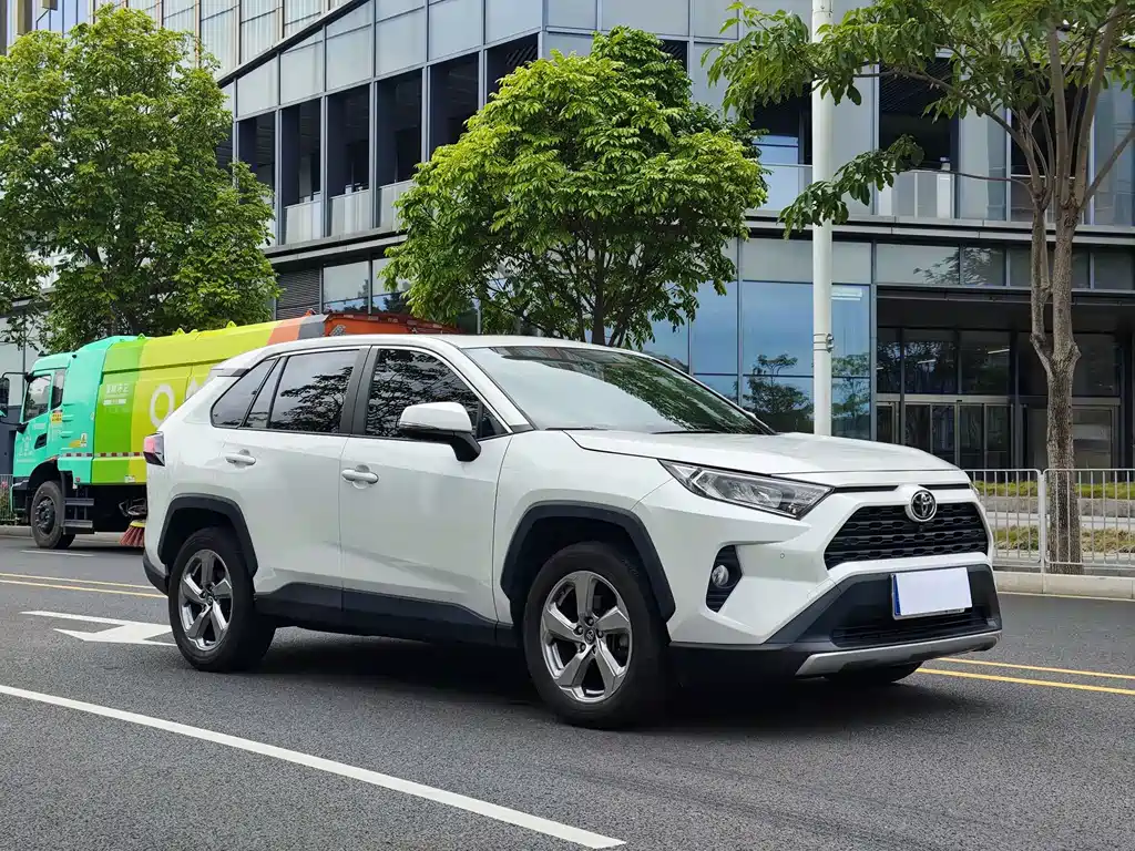 Toyota RAV4 2023 — фото 3