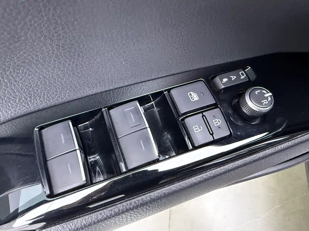 Toyota Camry 2023 — фото 18