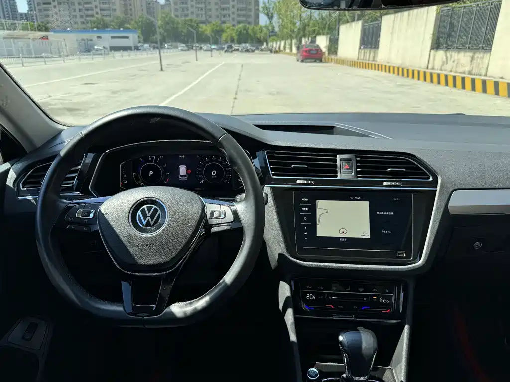 Volkswagen Tiguan L Plug-In Hybrid 2021 — фото 16