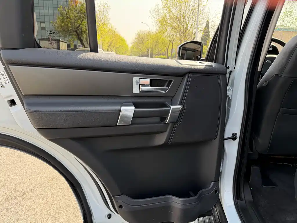 Land Rover Discovery 2016 — фото 12