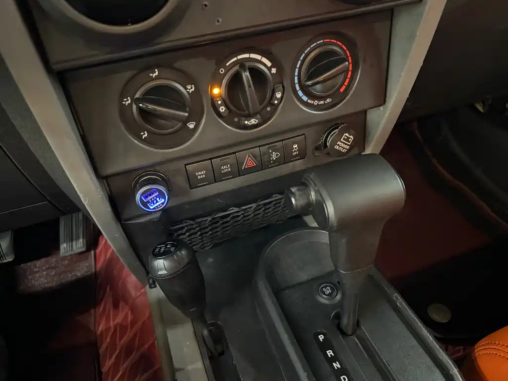 Jeep Wrangler 2010 — фото 14