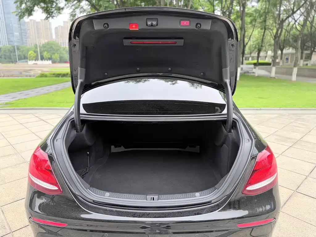 Mercedes-Benz E-Class 2018 — фото 14