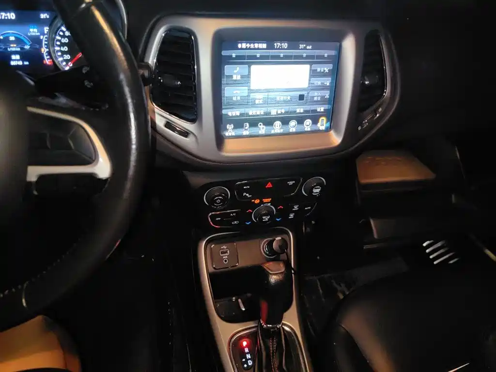 Jeep Compass 2018 — фото 10