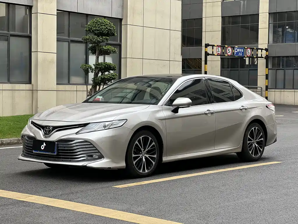 Toyota Camry 2018 — фото 1