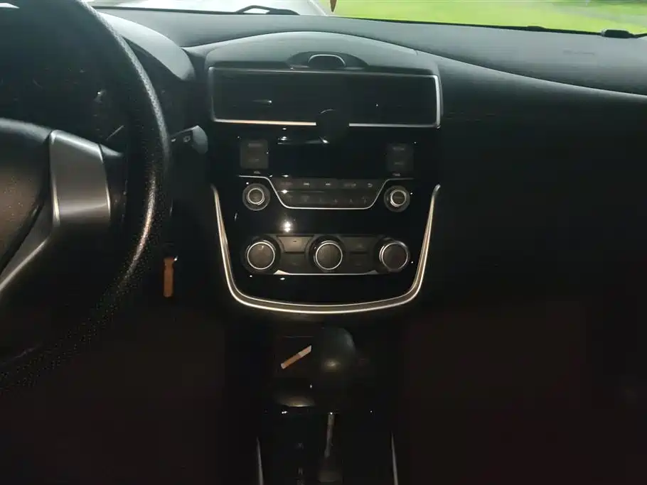 Nissan Tiida 2018 — фото 13