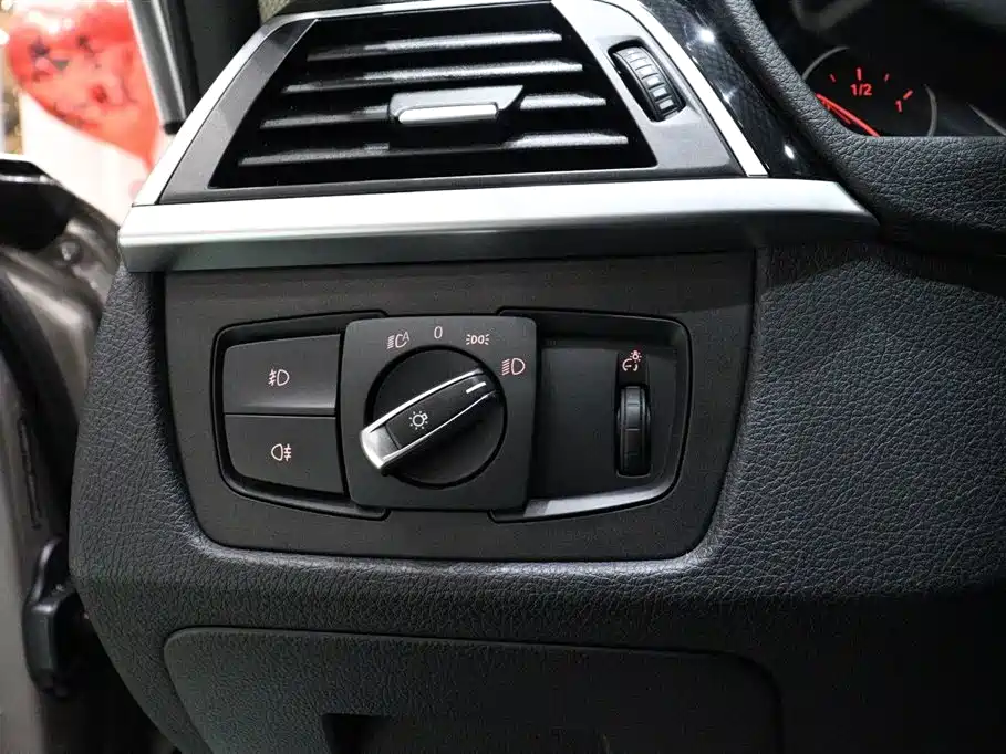 BMW 3 Series 2018 — фото 19