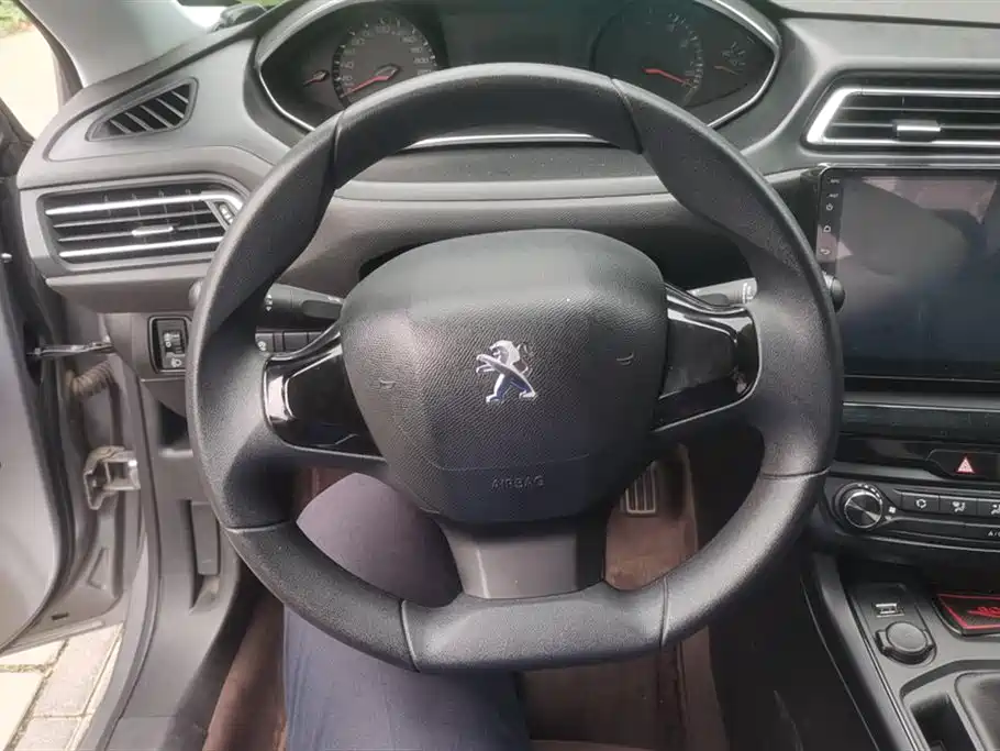 Peugeot 308 2017 — фото 15