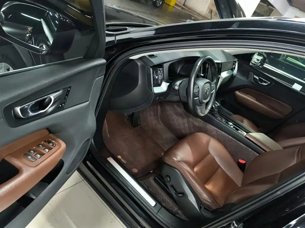 Volvo XC60 2020 — фото 16