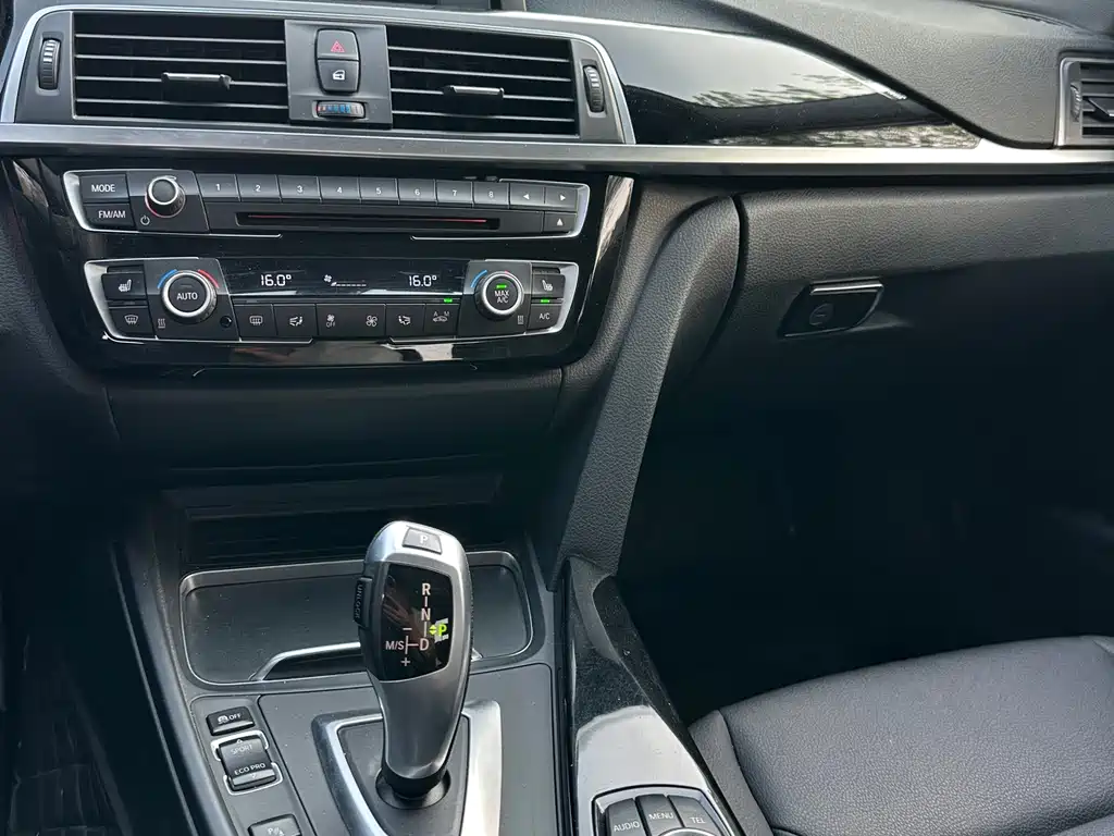 BMW 3 Series 2017 — фото 11
