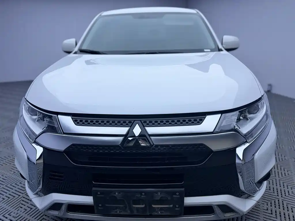 Mitsubishi Outlander 2022 — фото 1