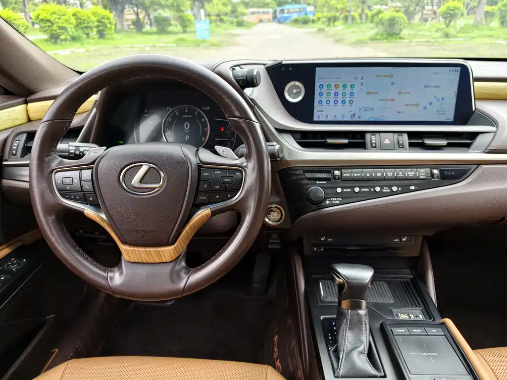 Lexus ES 2019 — фото 13