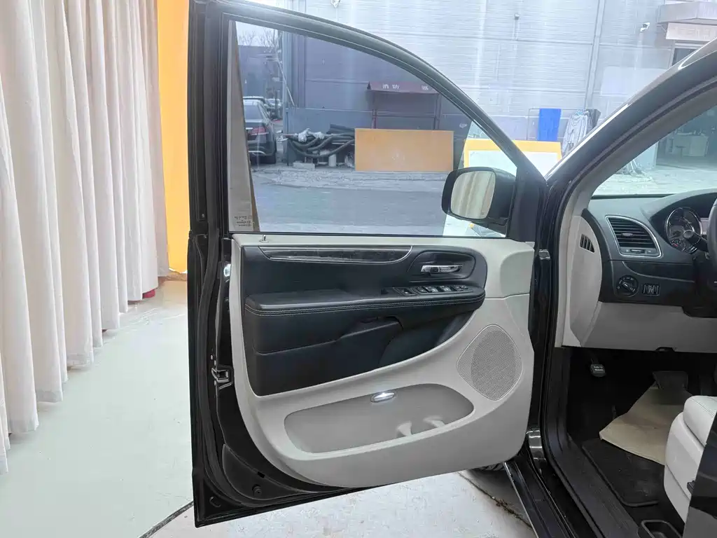 Chrysler Grand Voyager 2015 — фото 19