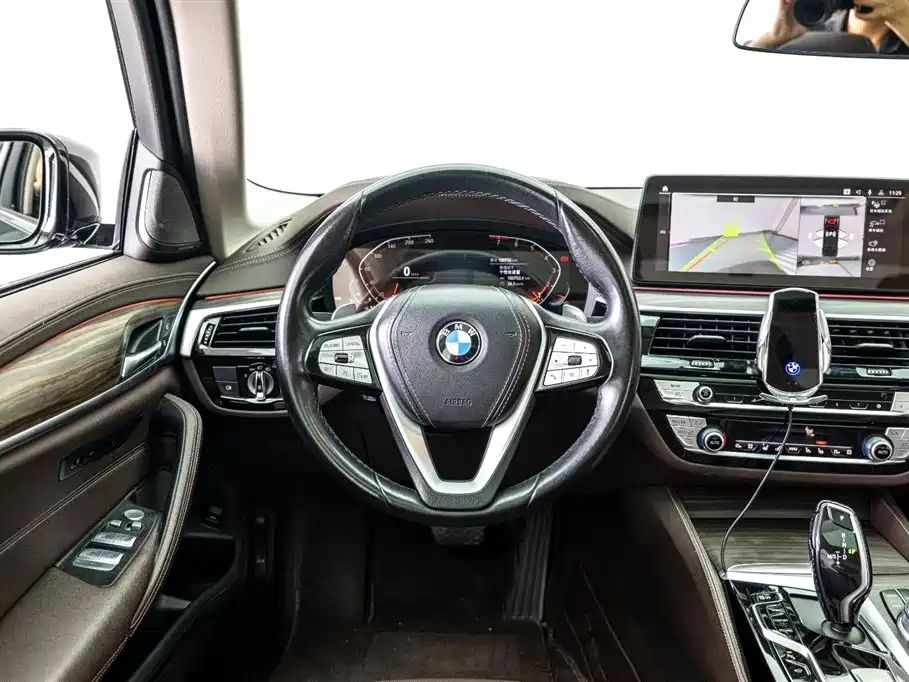 BMW 5 Series 2022 — фото 16